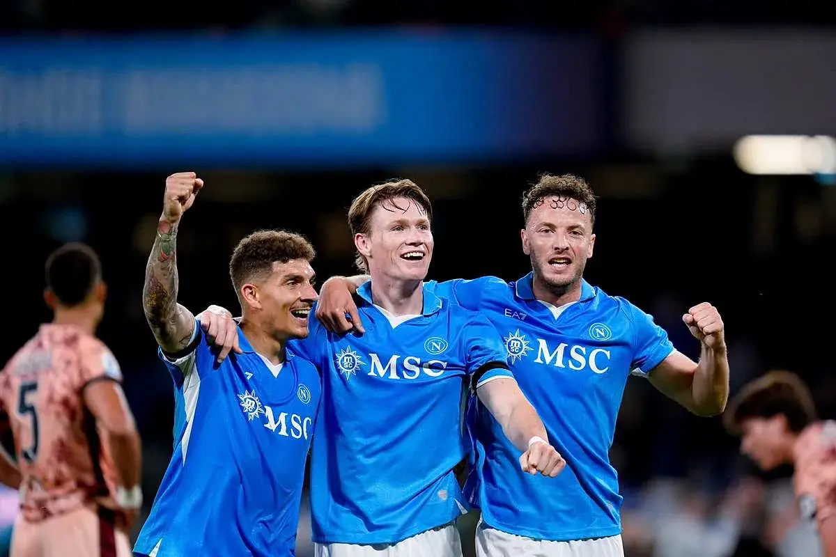 Trzech piłkarzy Napoli świętuje zwycięstwo nad Hellas Verona. Radość na twarzach zawodników.