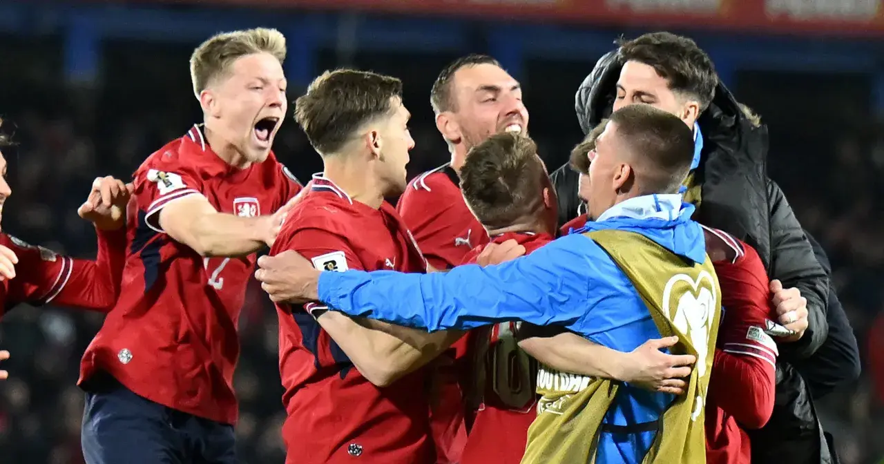 Piłkarze Czech świętują zwycięstwo, radość na twarzach.
