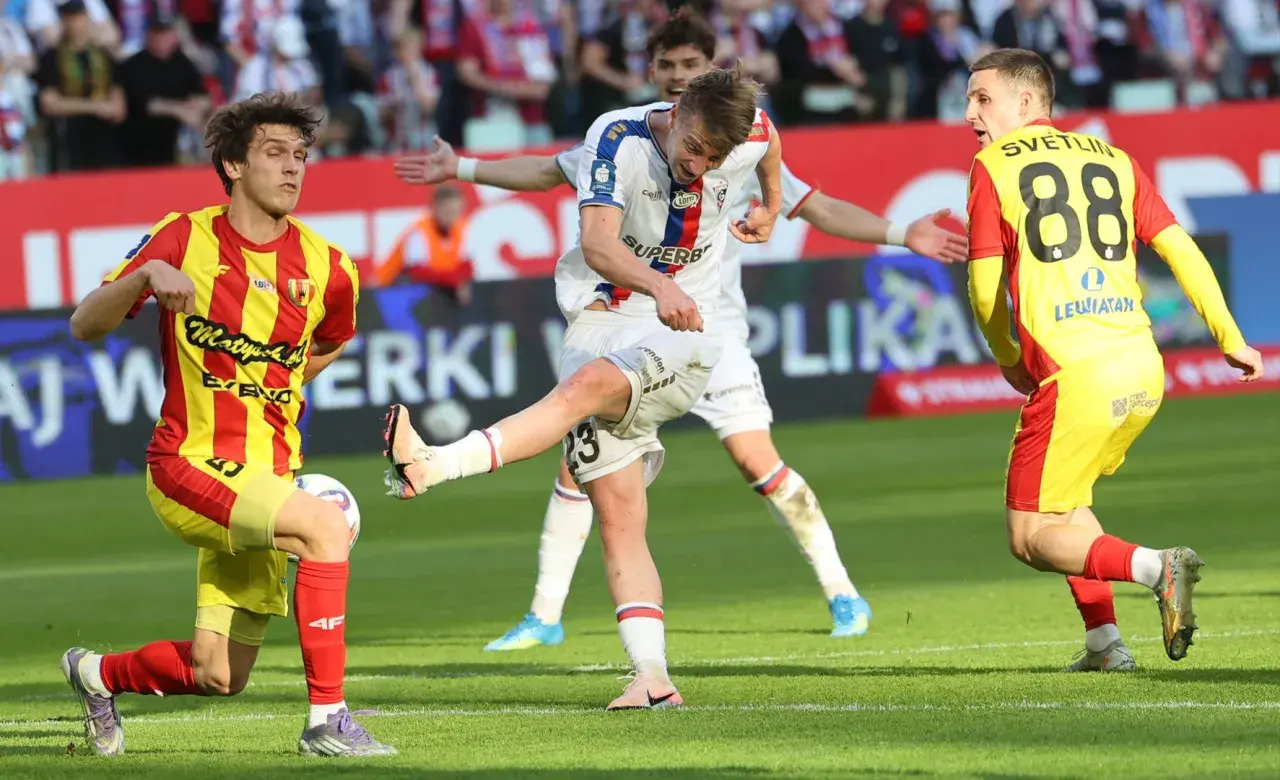 Piłkarze Górnika Zabrze i Korony Kielce walczą o piłkę na boisku. Emocjonujący mecz, który wpłynie na rankingi.