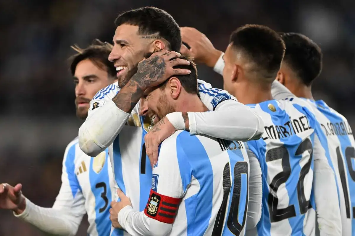 Piłkarze Argentyny świętują zwycięstwo nad Włochami. Messi i koledzy w biało-błękitnych koszulkach cieszą się z sukcesu.