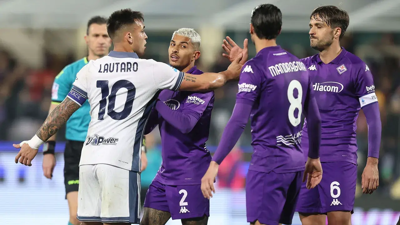 Intensywna wymiana zdań między Lautaro (Inter) a zawodnikiem Fiorentiny podczas meczu. Sędzia w pobliżu.
