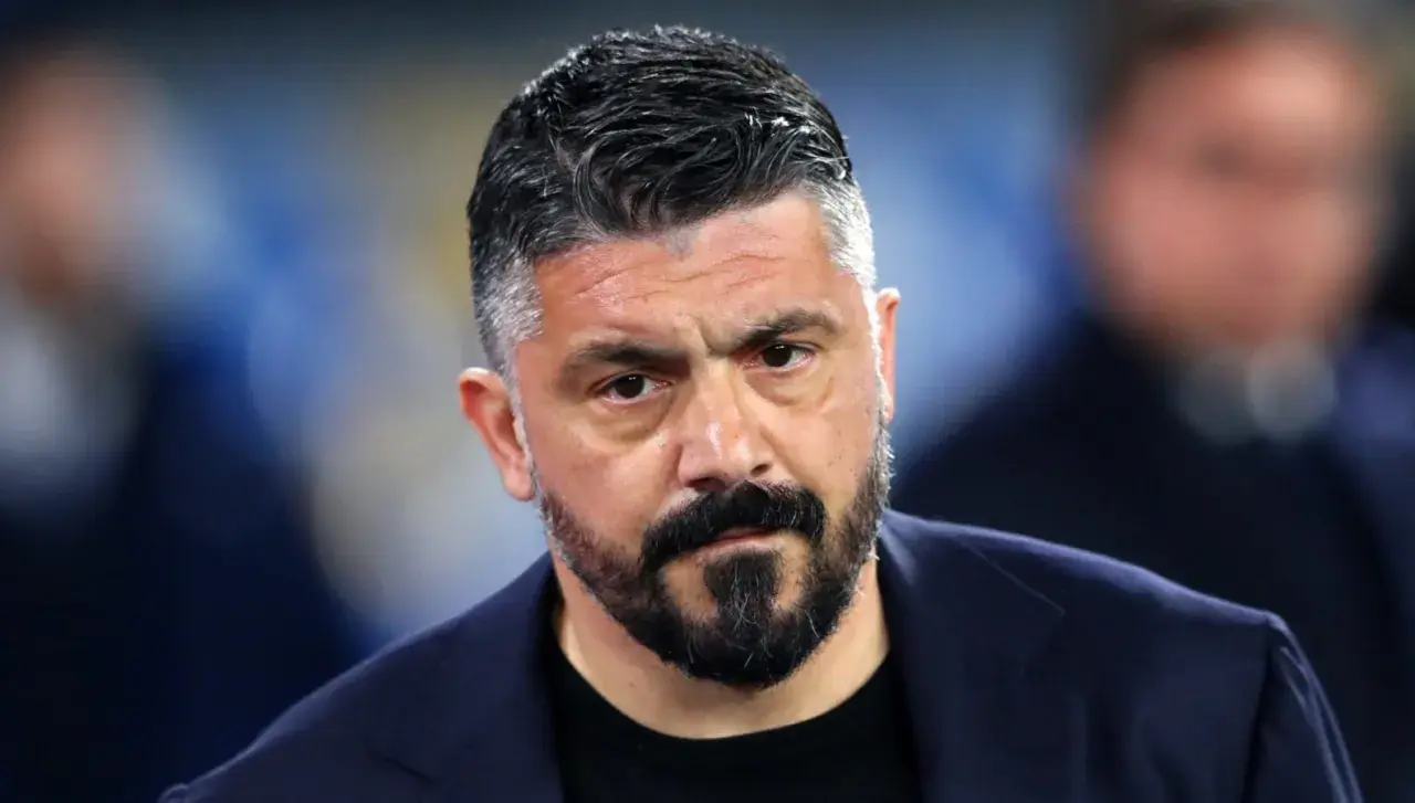 Gennaro Gattuso, zamyślony trener, w ciemnej marynarce, z charakterystyczną brodą.