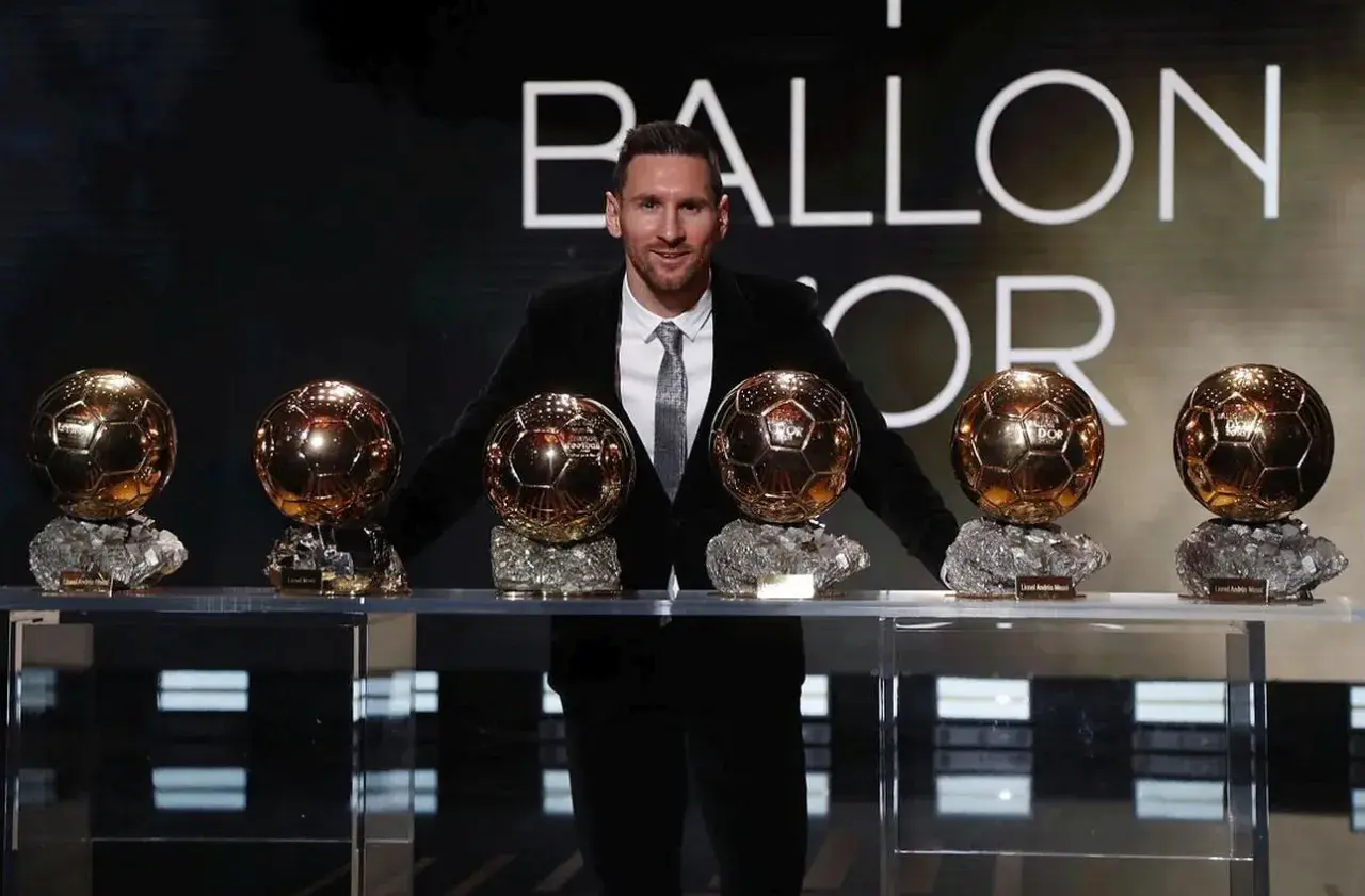 Lionel Messi z dumą prezentuje swoje liczne złote piłki. Ile złotych piłek ma Messi? Aż siedem!