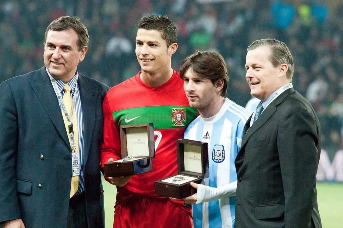 Ronaldo i Messi, dwaj giganci futbolu, odbierają nagrody. Ile goli ma Messi, a ile Ronaldo? To pytanie, które nurtuje fanów.