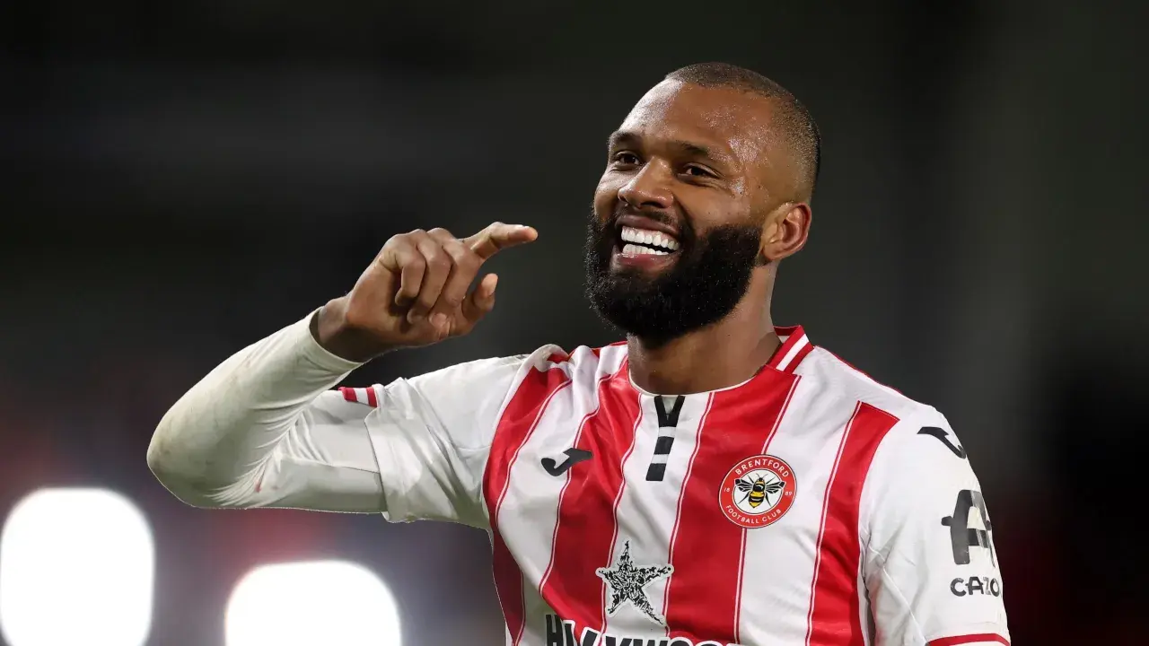 Uśmiechnięty Igor Thiago, piłkarz Brentford FC, pokazuje palcem w górę.