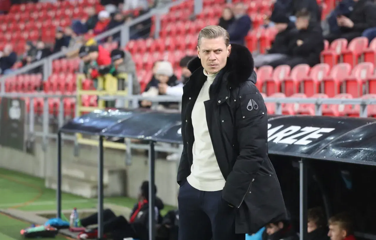 Trener GKS Tychy w zimowej kurtce, z uwagą obserwuje boisko. Czy to zapowiedź udanych gks tychy transfery?