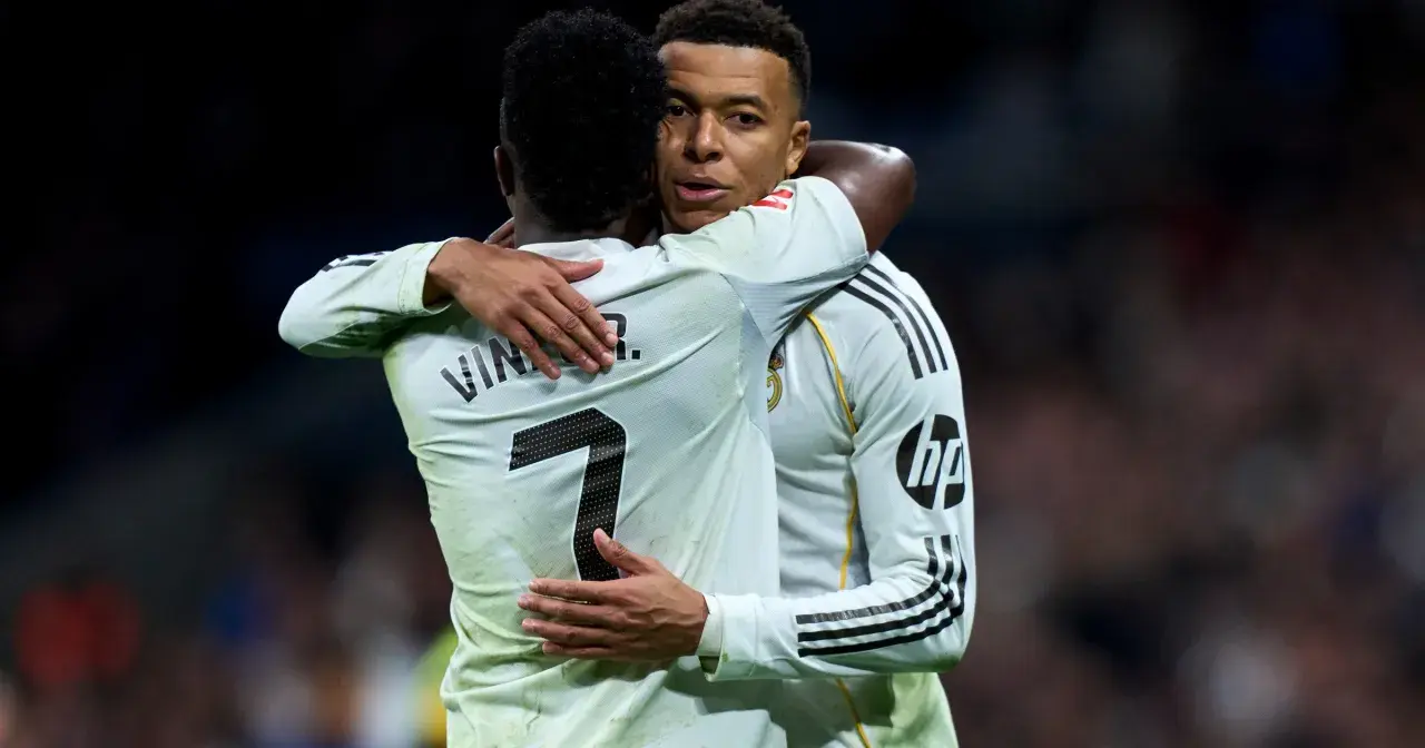 Dwóch piłkarzy Realu Madryt, Vinicius Jr. i Kylian Mbappé, przytulają się. Spekulacje o real madryt transfery trwają.