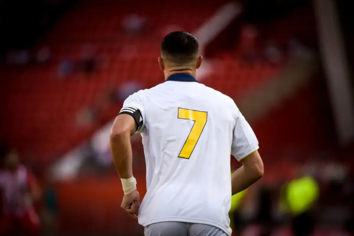 Piłkarz z numerem 7 na plecach, przypominający o tym, w jakich klubach grał Ronaldo.