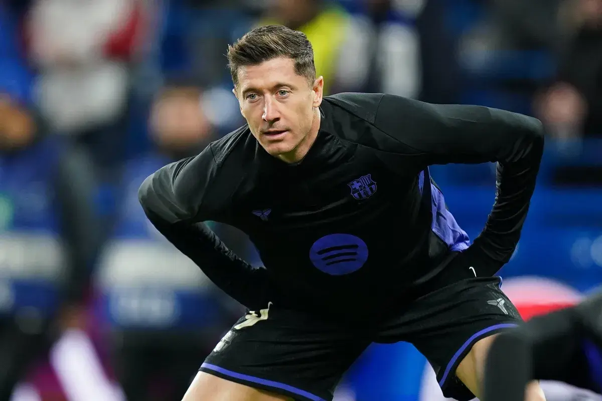 Robert Lewandowski w stroju FC Barcelona, symbolizujący udane fc barcelona transfery.
