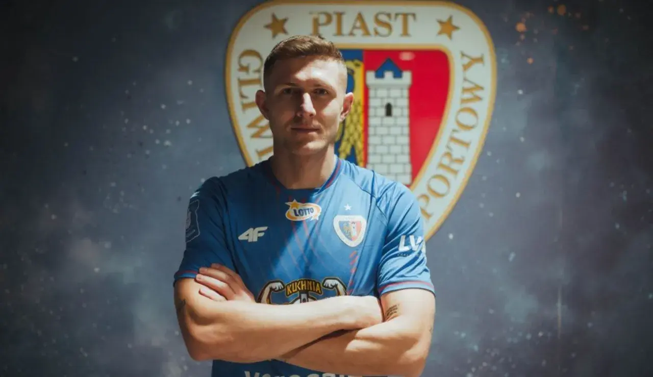 Piast Gliwice ogłasza nowe piast gliwice transfery. Młody piłkarz w niebieskiej koszulce z herbem klubu.