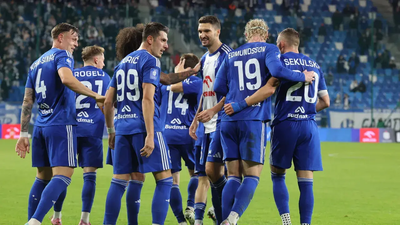 Piłkarze w niebieskich strojach świętują zwycięstwo. Widać numery 4, 99, 19, 20. To może być ważny mecz dla rankingów Bruk-Bet Termalica – Wisła Płock.