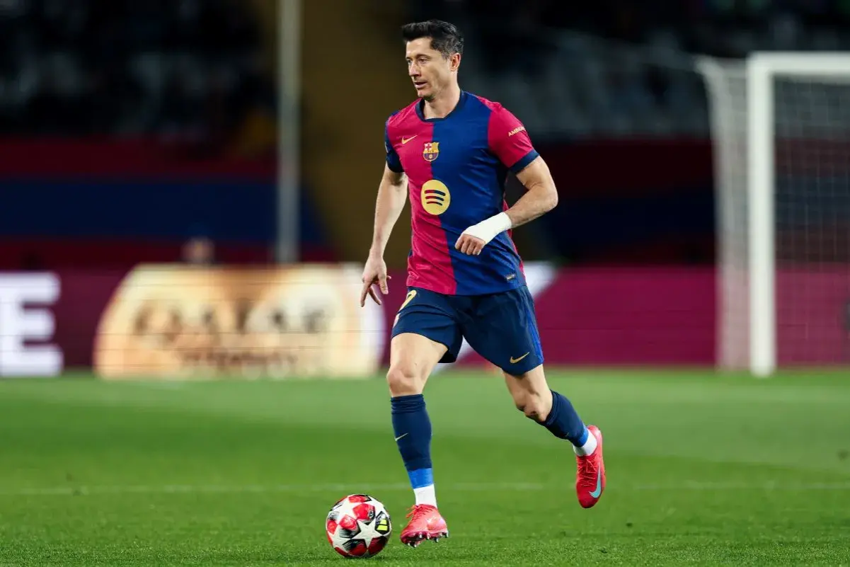 Robert Lewandowski, znany jako pichichi, w barwach Barcelony prowadzi piłkę na boisku.