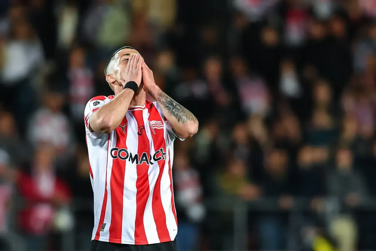 Piłkarz Cracovii w geście rozpaczy, w koszulce w biało-czerwone pasy, podczas meczu składy: Cracovia – Pogoń Szczecin.