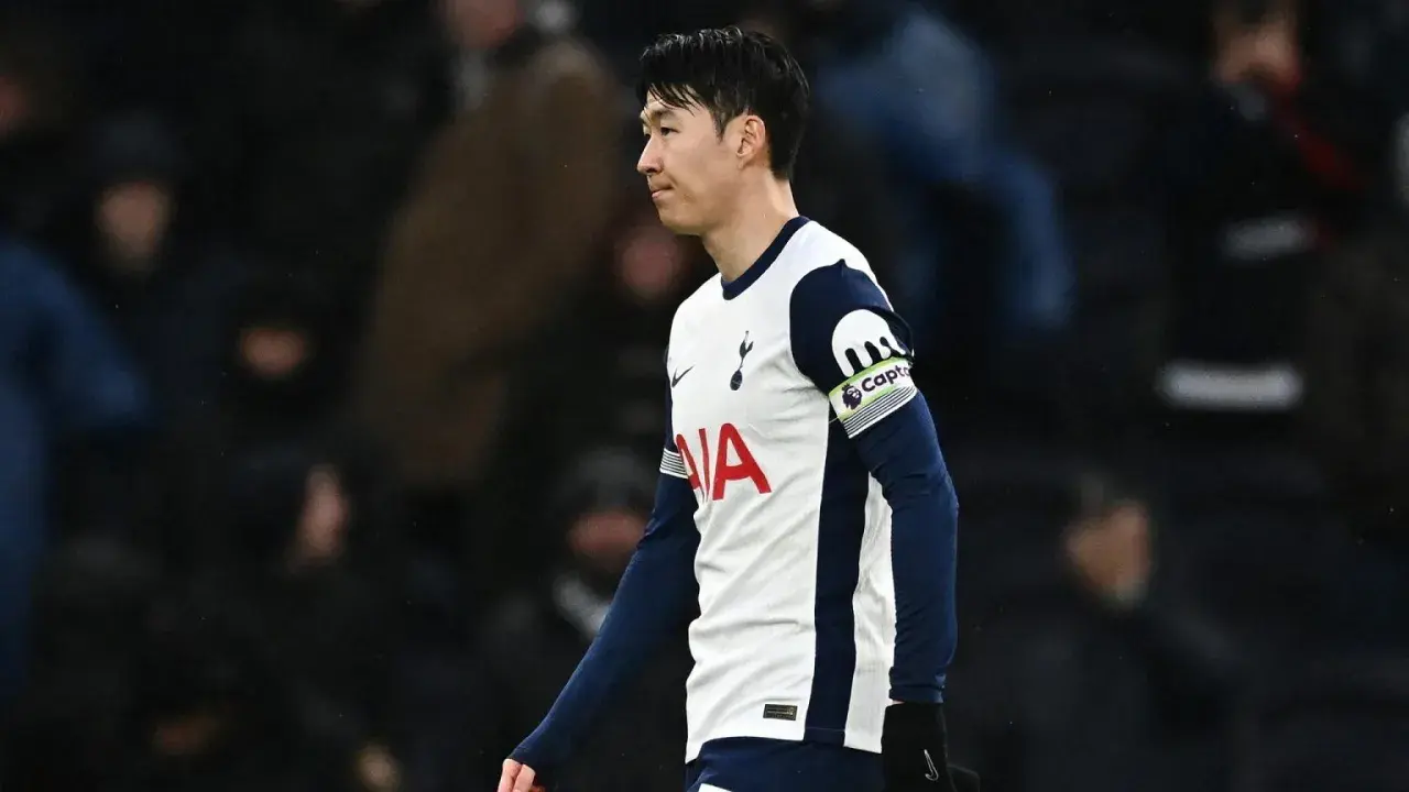 Son, kapitan Tottenhamu, w białej koszulce z granatowymi rękawami, gdzie gra Son.