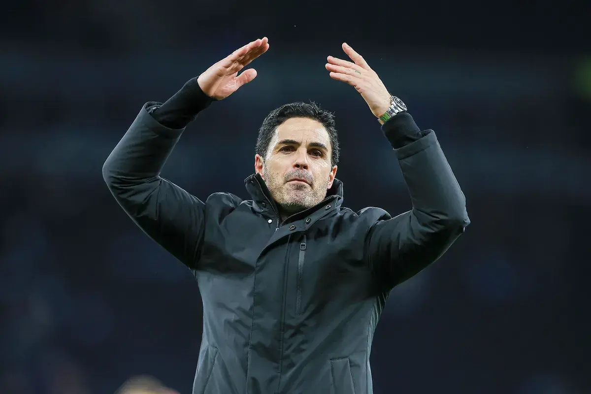 Trener Arsenalu, Mikel Arteta, z uniesionymi rękami, dziękuje kibicom po meczu.