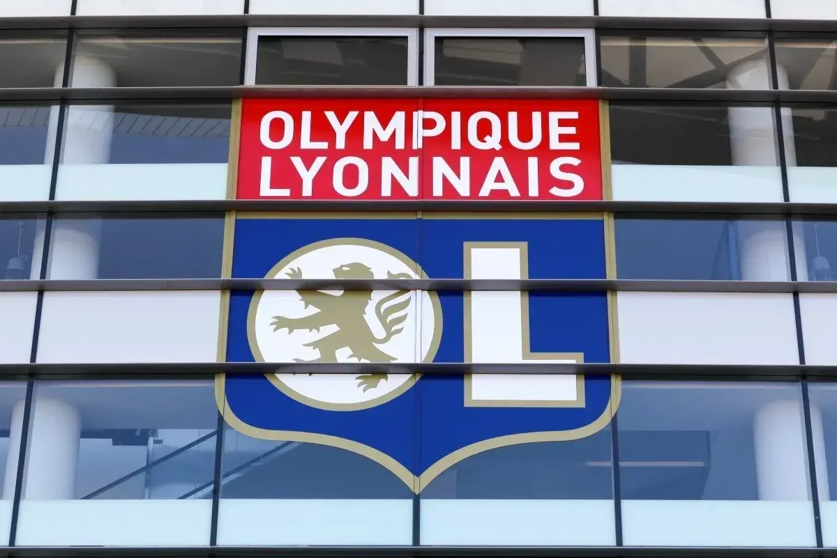 Herb Olympique Lyonnais na fasadzie stadionu. Składy: Olympique Lyon – OGC Nice.