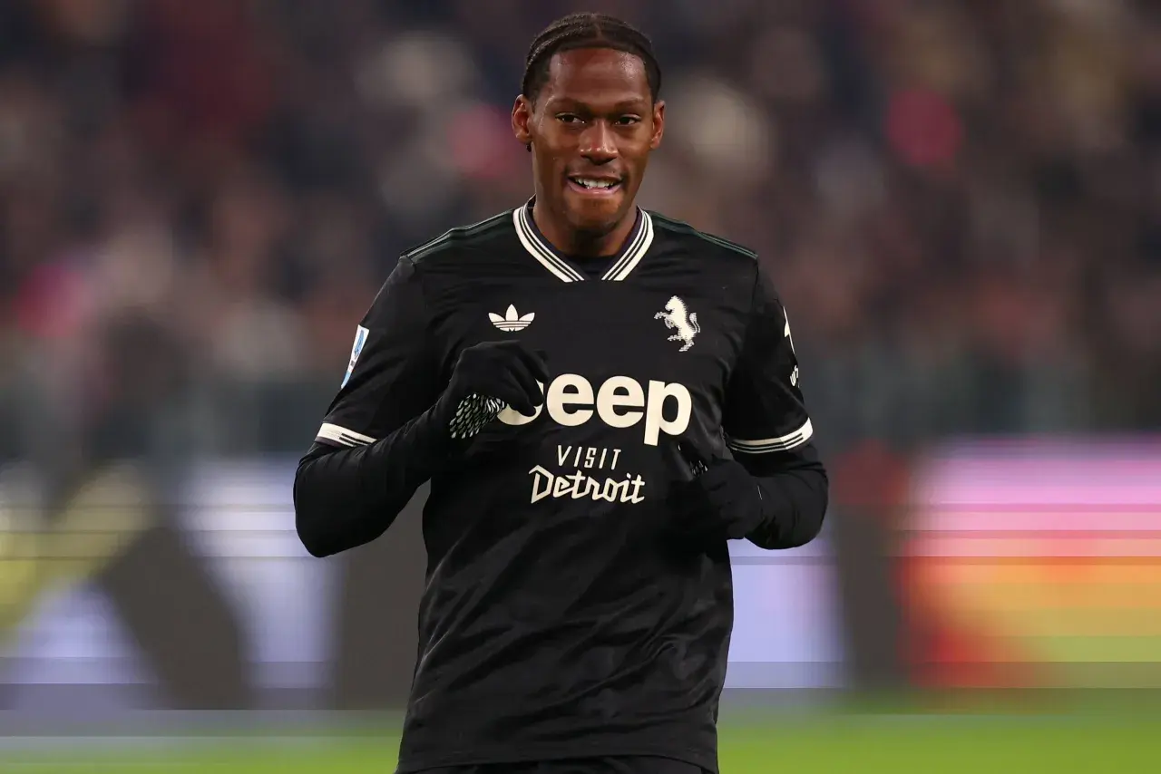 Piłkarz Juventusu w czarnej koszulce z logo Jeep i napisem "Visit Detroit" podczas meczu Juventus – Sassuolo.