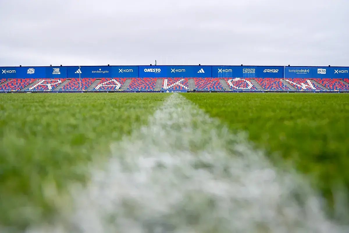Pusta trybuna stadionu Rakowa Częstochowa, gdzie Michał Świerczewski majątek zainwestował w rozwój klubu.