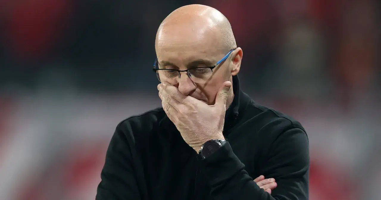 Nowy trener Widzewa w zamyśleniu.