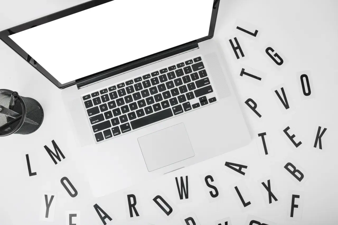 Wielka zmienna typografia zamiast ciężkich grafik w tle