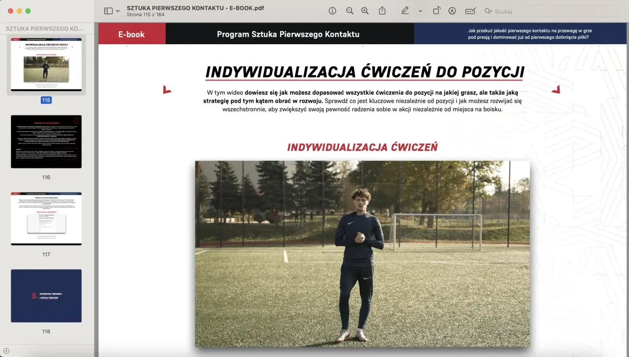 Młody piłkarz na boisku, gotowy do treningu. Wideo omawia indywidualizację ćwiczeń, by poprawić drybling i pewność siebie na boisku.