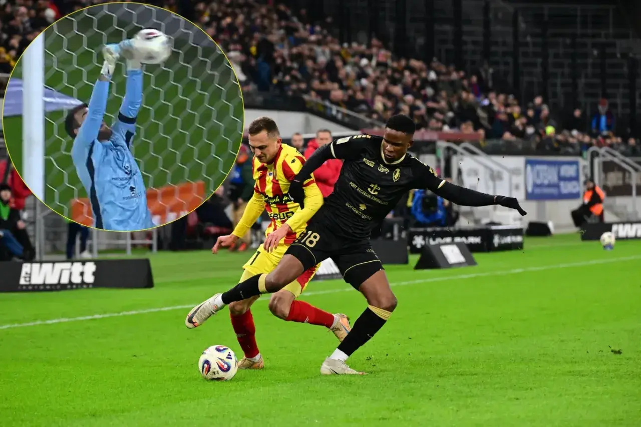 Intensywny przebieg: Pogoń Szczecin – Korona Kielce. Piłkarze walczą o piłkę, a bramkarz łapie strzał.