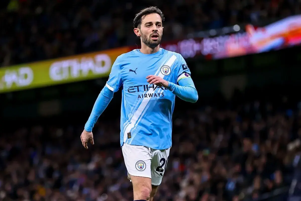 Bernardo Silva w błękitnej koszulce Manchesteru City, gotowy na kolejne mecze. Fani spekulują o przyszłości zawodnika i kolejnych manchester city transfery.