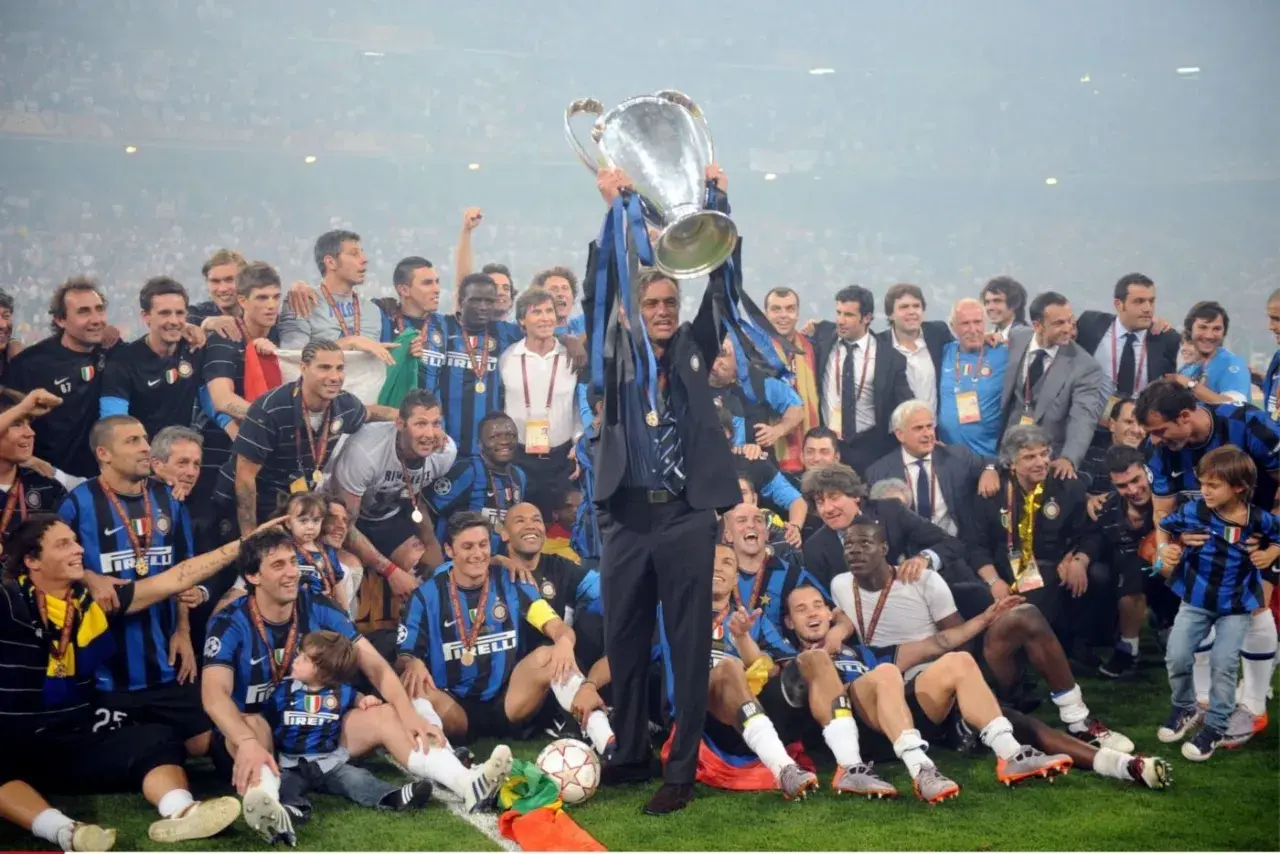 Piłkarze Interu Mediolan z pucharem Ligi Mistrzów, José Mourinho na czele.