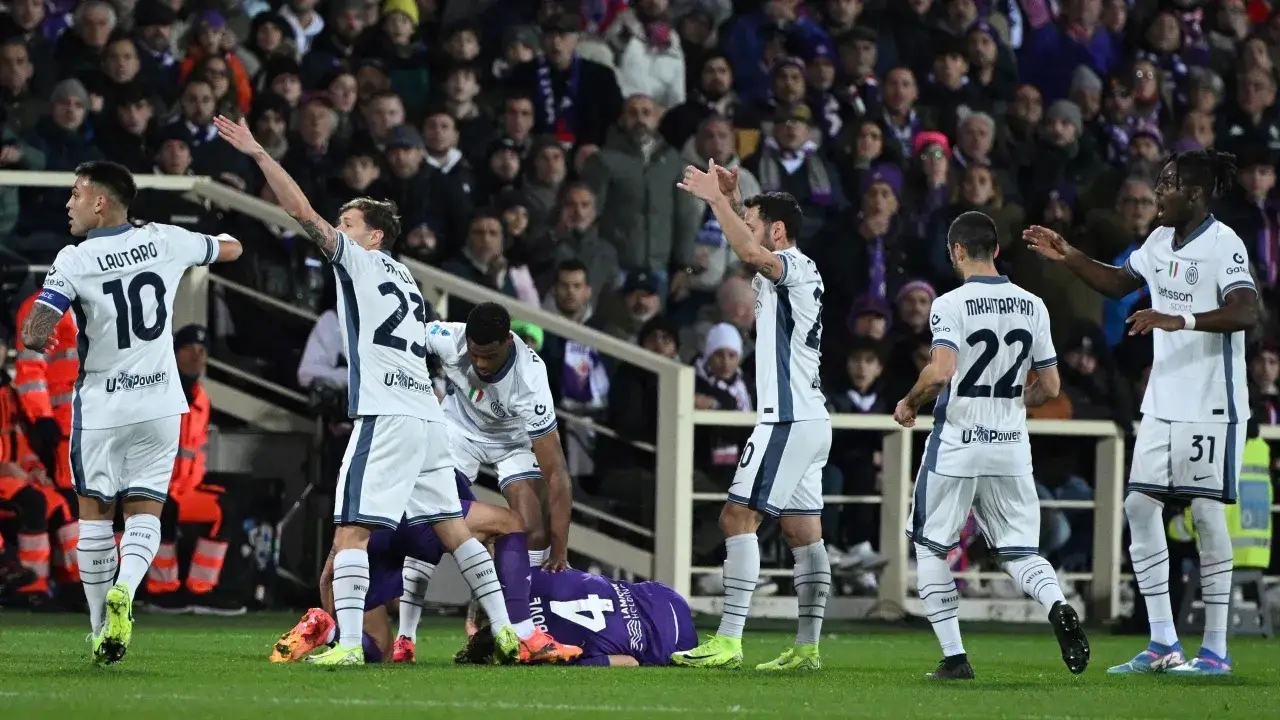 Piłkarze Interu Mediolan świętują po zdobytej bramce. Na murawie leży zawodnik Fiorentiny. Przebieg: Fiorentina – Inter Mediolan.