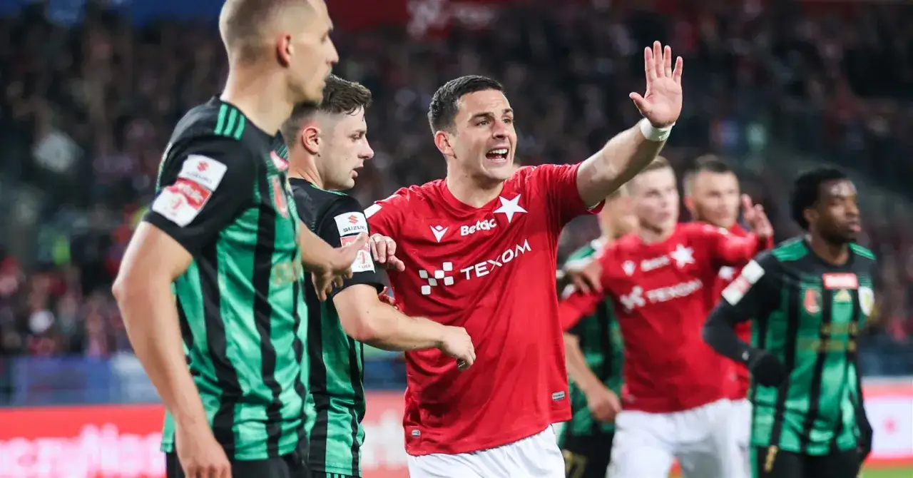 Piłkarze Wisły Kraków w czerwonych strojach i Miedzi Legnica w zielono-czarnych. Emocje na boisku, ważny mecz dla rankingów.