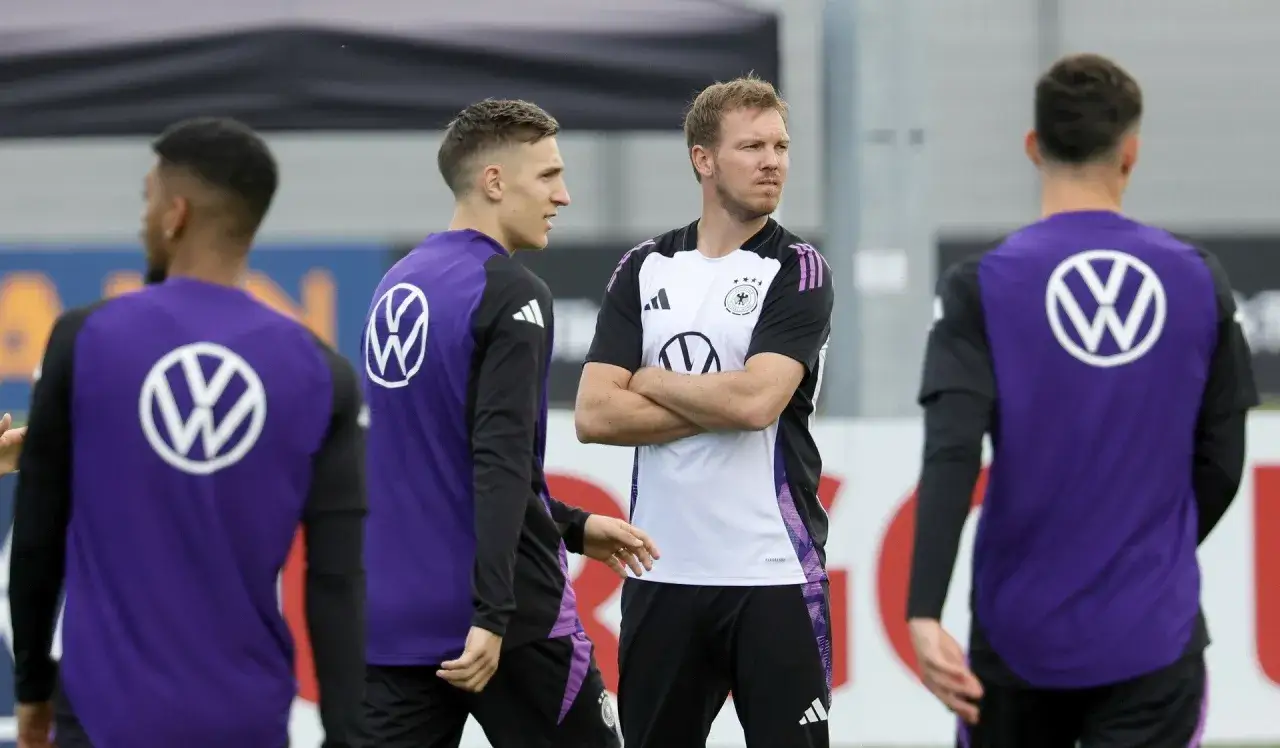 Trener reprezentacji Niemiec, Julian Nagelsmann, rozmawia z zawodnikami podczas treningu.