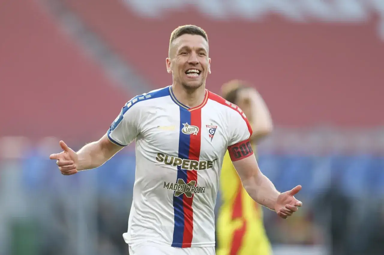 Piłkarz Górnika Zabrze cieszy się po golu w meczu z Koroną Kielce.