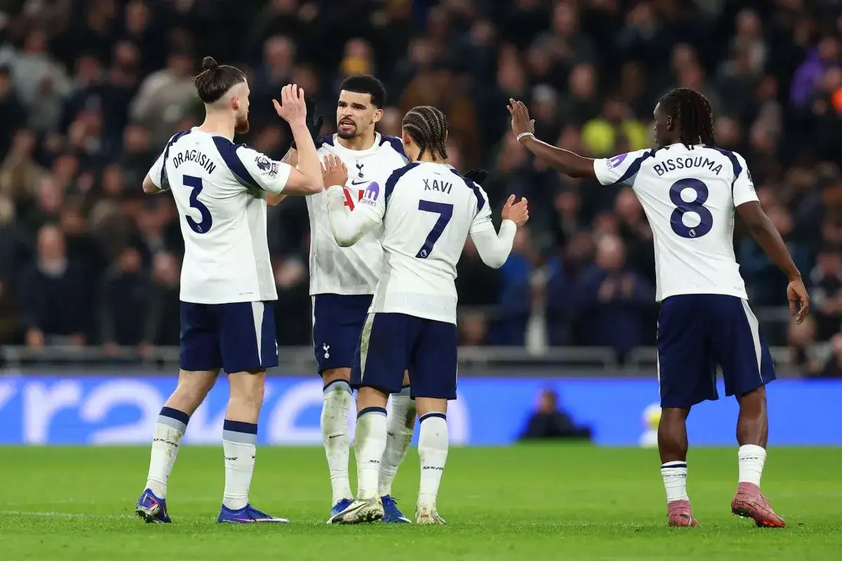 Piłkarze Tottenhamu, w tym Bissouma (8) i Xavi (7), świętują bramkę. To pokazuje siłę zespołu, która może być wzmocniona przez przyszłe tottenham transfery.