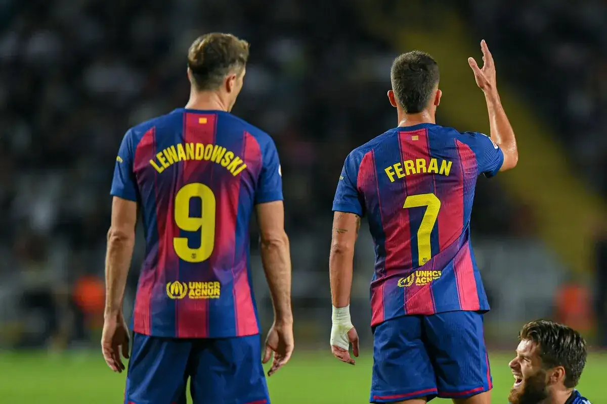 Dwóch piłkarzy FC Barcelona, Lewandowski i Ferran, symbolizują udane fc barcelona transfery.