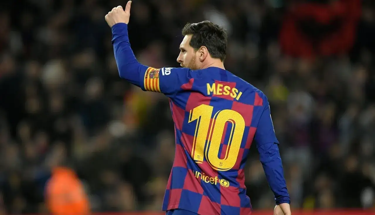 Piłkarz Leo Messi w koszulce FC Barcelony z numerem 10, z podniesionym kciukiem. Ile goli ma Messi? Tego dnia pewnie kolejny padł!