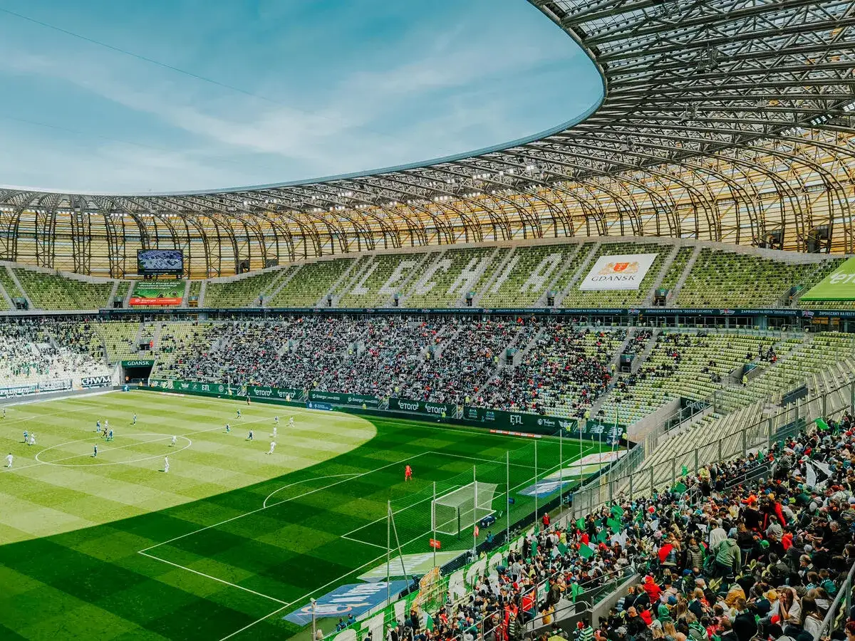 Stadion Lechii Gdańsk podczas meczu. Na boisku zielone pasy, trybuny wypełnione kibicami. Przebieg: Motor Lublin – Lechia Gdańsk.