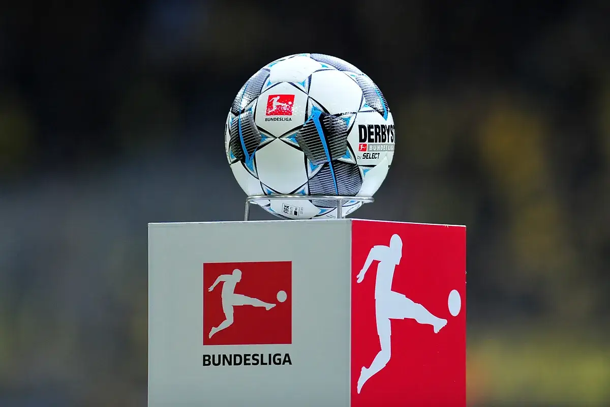 Piłka Bundesligi na podium, symbolizująca drogę do tytułu króla strzelców.
