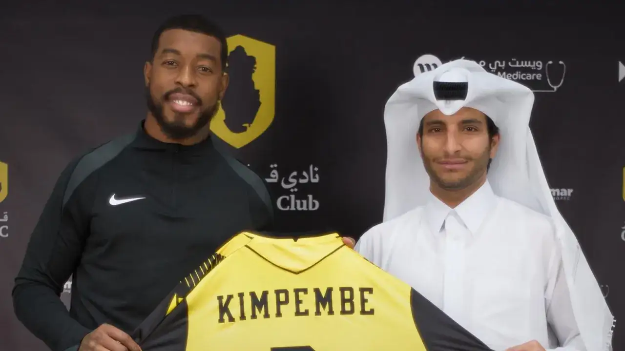 Piłkarz Kimpembe z dumą prezentuje nową koszulkę.