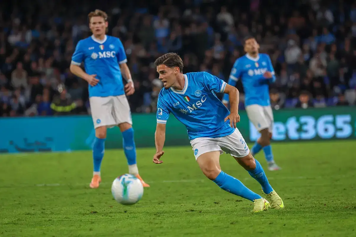 Piłkarze Napoli w akcji podczas meczu z Bologną. Składy: Bologna FC 1909 – Napoli.