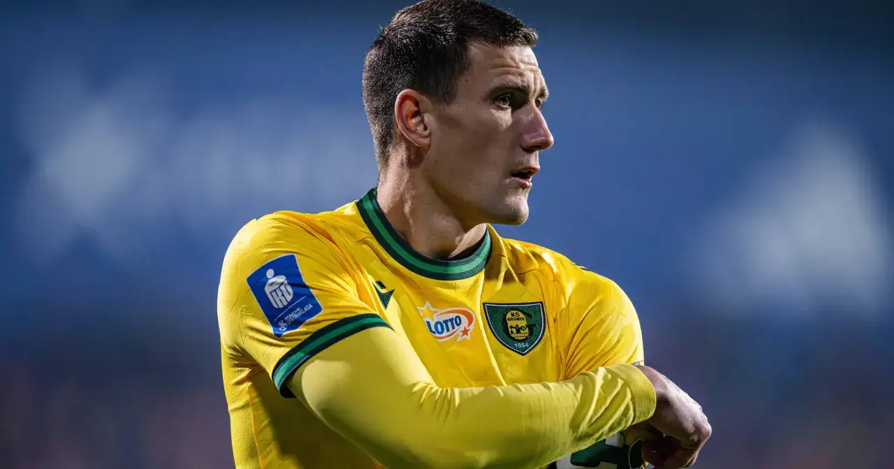 Piłkarz GKS Katowice w żółtej koszulce, gotowy do gry. Czekamy na kolejne transfery!