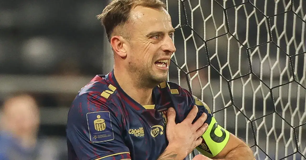 Piłkarz Kamil Grosicki w akcji, z opaską kapitana na ramieniu. Jego majątek budowany jest na boisku.