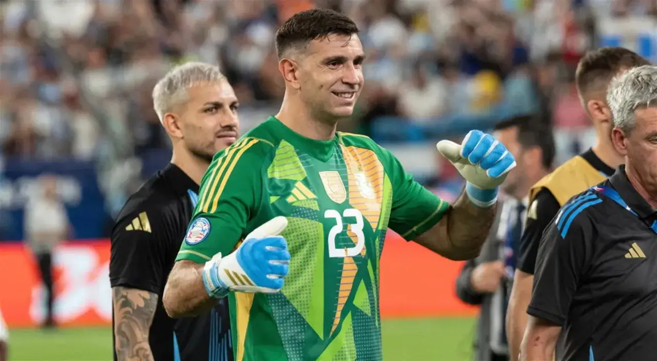 Bramkarz reprezentacji Argentyny w zielonej koszulce z numerem 23, z dumą pozuje na boisku.