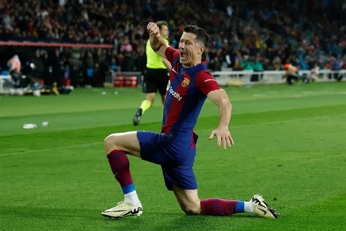 Robert Lewandowski w barwach Barcelony świętuje bramkę. Jego obecne drużyny to FC Barcelona i reprezentacja Polski.
