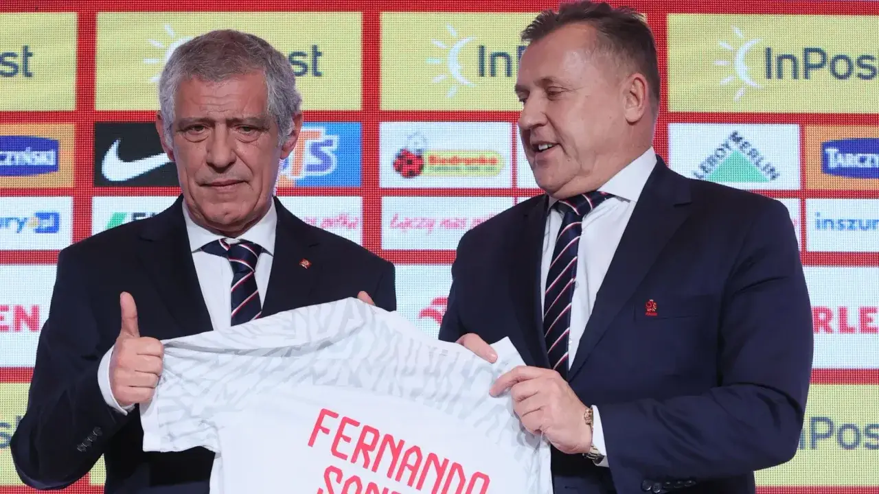 Dwóch trenerów reprezentacji Polski w piłce nożnej, Fernando Santos i Michał Probierz, prezentuje koszulkę z nazwiskiem Santosa.