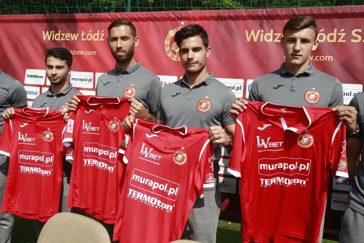 Piłkarze prezentują nowe stroje Widzewa. Zapowiedź udanych widzew transferów i sezonu 2019/2020.