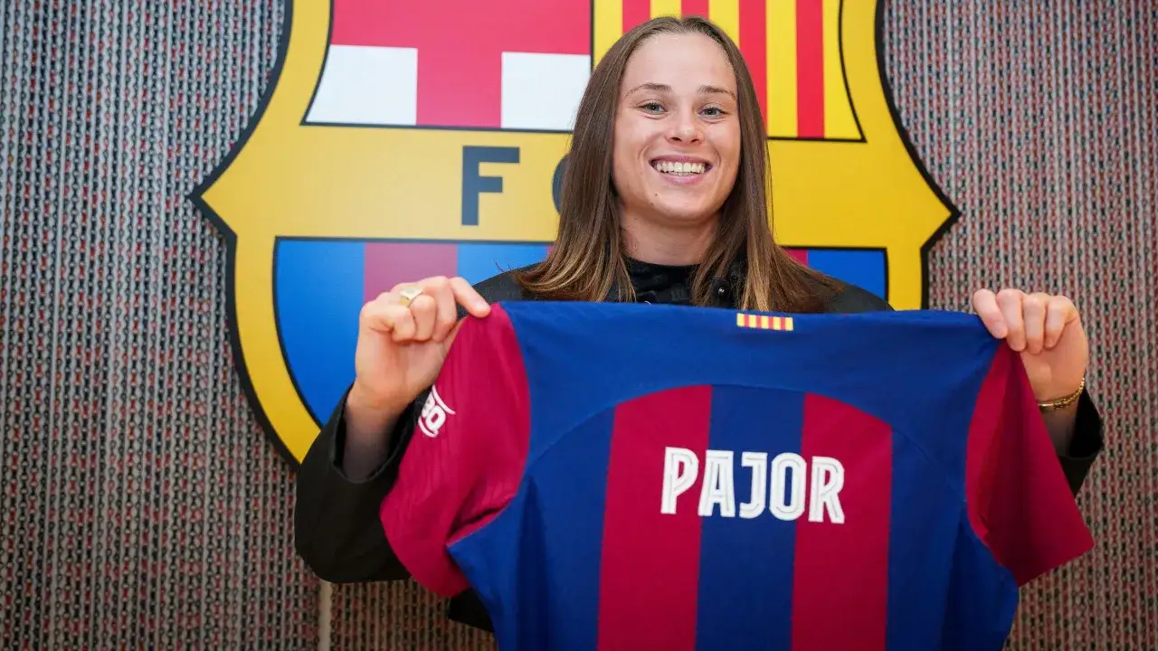 Ewa Pajor z dumą prezentuje koszulkę FC Barcelona. Jej zarobki w klubie to temat dyskusji, ale talent jest niezaprzeczalny.