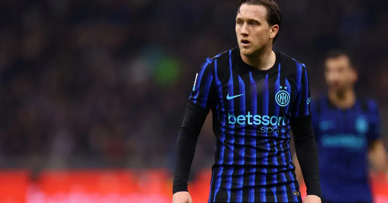 Piłkarz Interu Mediolan w niebiesko-czarnej koszulce z logo Betsson, gotowy do gry przeciwko AS Roma.