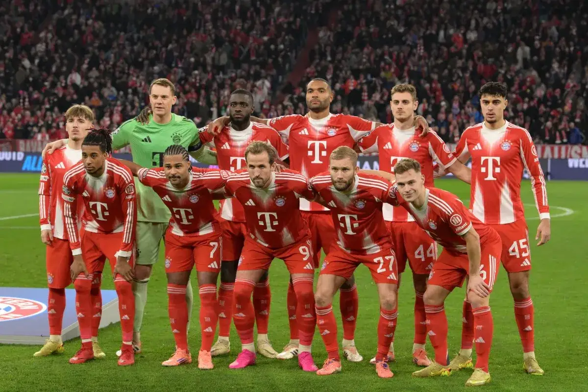 Drużyna Bayernu Monachium w czerwonych strojach, gotowa do gry. Fani spekulują o przyszłych bayern monachium transfery.