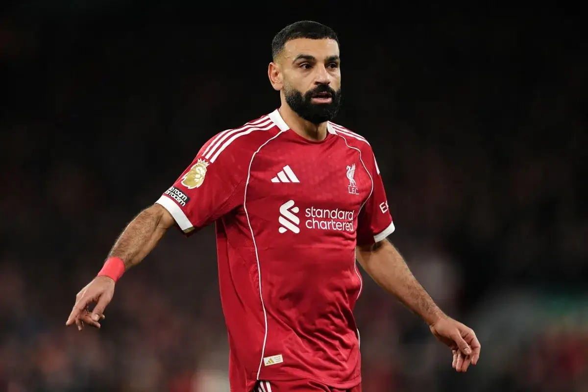 Piłkarz Liverpoolu w czerwonej koszulce, z zarostem i opaską na ręce. Czy to ostatni sezon, czy kolejne plotki transferowe?