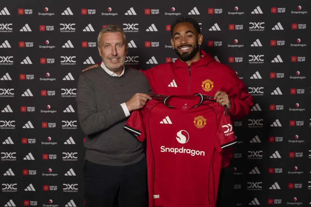 Dwóch mężczyzn prezentuje czerwoną koszulkę Manchester United. To nowy etap w historii Manchester United transfery.